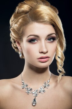 akşam makyaj ve saç modeli ile güzel bir kadın