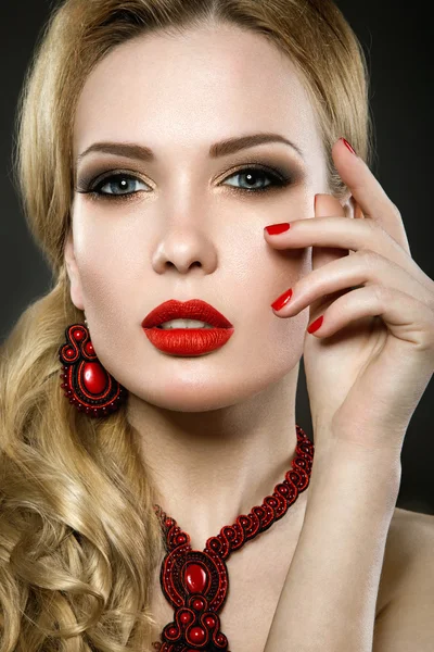 Hermosa mujer rubia con maquillaje de noche y labios rojos — Foto de Stock