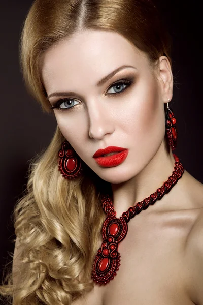 Hermosa mujer rubia con maquillaje de noche y labios rojos — Foto de Stock