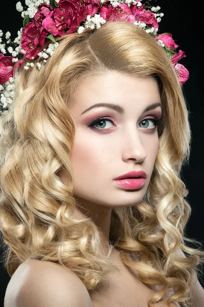 A woman with a wreath of flowers on her head — Stock Photo, Image