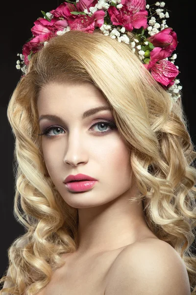 A woman with a wreath of flowers on her head — Stock Photo, Image