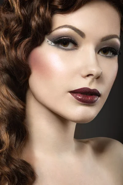 Vacker flicka med perfekt hud och kvällen make-up — Stockfoto