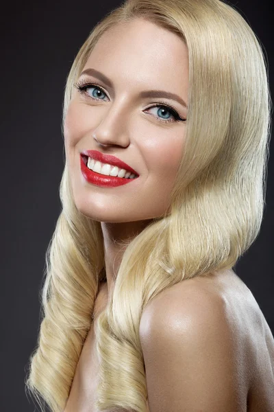 Belle femme blonde avec maquillage du soir et lèvres rouges — Photo
