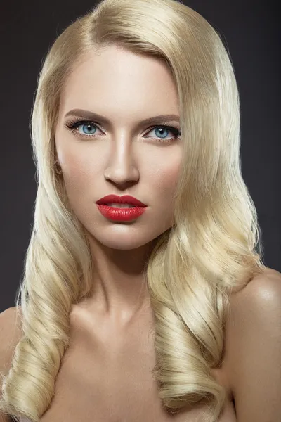Makyaj ve kırmızı dudaklar akşam ile güzel sarışın kadın — Stok fotoğraf