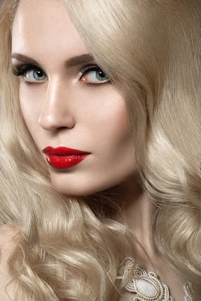 Mulher loira bonita com maquiagem à noite e lábios vermelhos — Fotografia de Stock