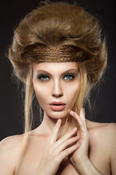 Красивая рыжая девушка с идеальной кожей и необычной прической
.