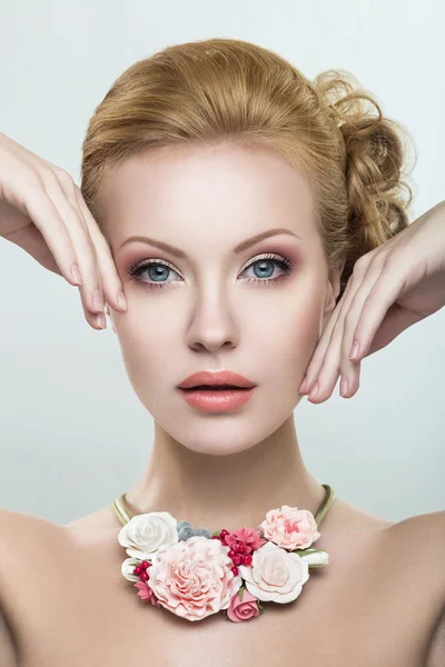 Piękna kobieta z naszyjnik z kwiatów — Zdjęcie stockowe