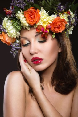 güzel bir kız ile mükemmel deri ve parlak çiçek çelenk başında.