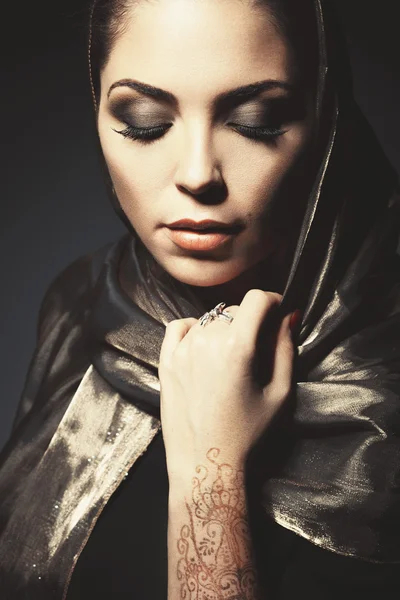 Bella ragazza nell'immagine araba con luminoso trucco orientale . — Foto Stock