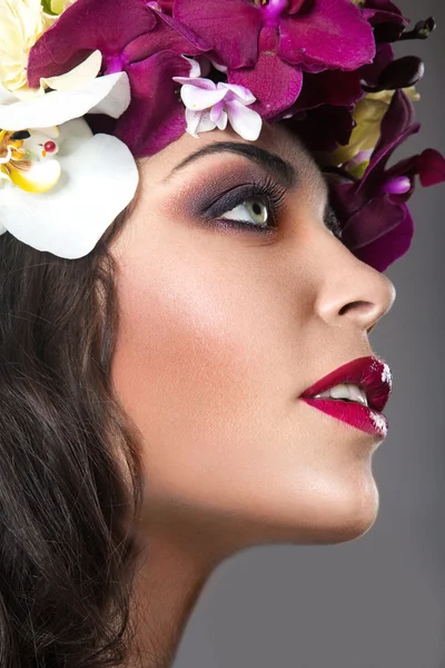 Beautiful girl with perfect skin and bright floral wreath on her head — Stock Photo, Image