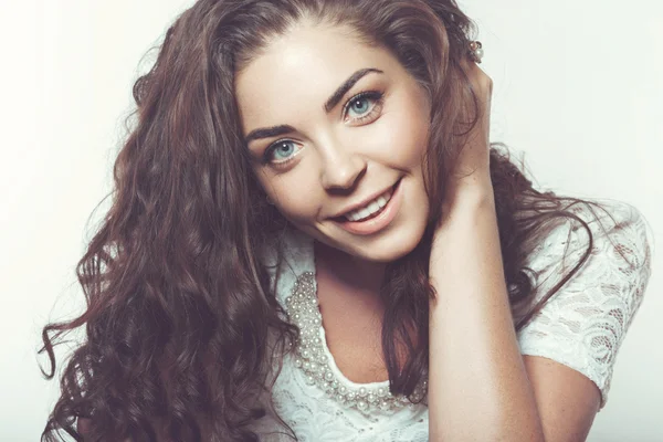 Beautiful smiling girl with natural makeup and loose hair. — Stock Photo, Image