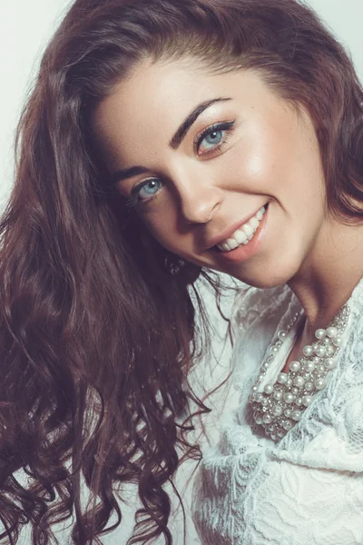 Hermosa chica sonriente con maquillaje natural y cabello suelto . —  Fotos de Stock