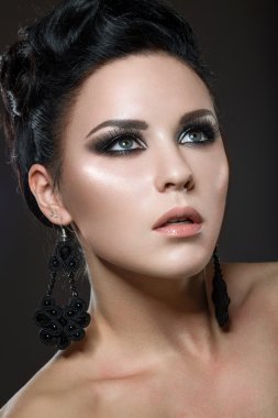 güzel esmer bir kadın ile mükemmel deri ve el yapımı takı.