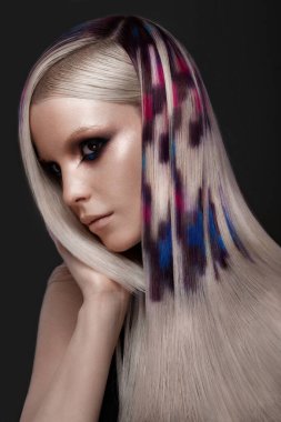 Çok renkli saçları, yaratıcı makyajı ve saç stili olan güzel bir kız. Güzel surat..