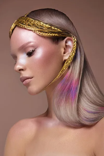 여러 가지 색깔의 머리와 창조적 인 머리 스타일을 가진 아름다운 소녀. 미녀의 얼굴. — 스톡 사진