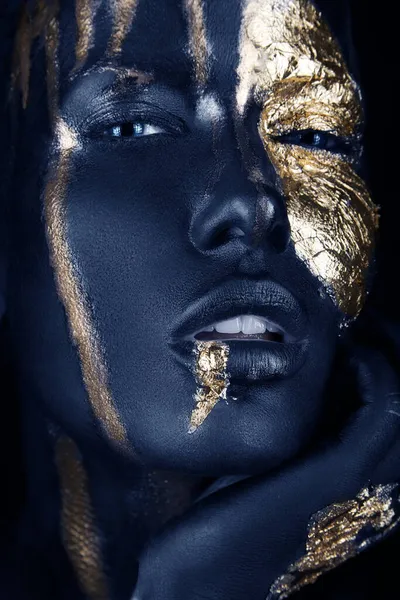 Modeporträtt av en blåhyad flicka med guldsmink. Skönhetsansikte. — Stockfoto