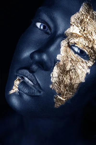 Retrato de moda de una chica de piel azul con maquillaje dorado. Cara de belleza. — Foto de Stock