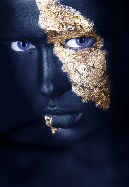 Módní portrét dívky s modrou pletí a zlatým make-upem. Krásná tvář. — Stock fotografie