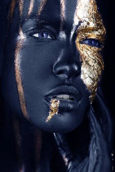 Retrato de moda de uma menina de pele azul com maquiagem dourada. Cara de beleza. — Fotografia de Stock