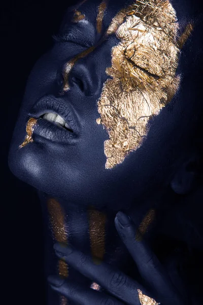 Portrait de mode d'une fille à la peau bleue et au maquillage doré. Beauté visage. — Photo