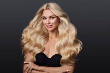 Mükemmel kıvırcık saçlı, güzel sarışın kız ve klasik makyaj. Güzel yüz ve saç..