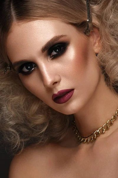 Mooi meisje met heldere modieuze make-up en gouden accessoires. Schoonheidsgezicht. — Stockfoto