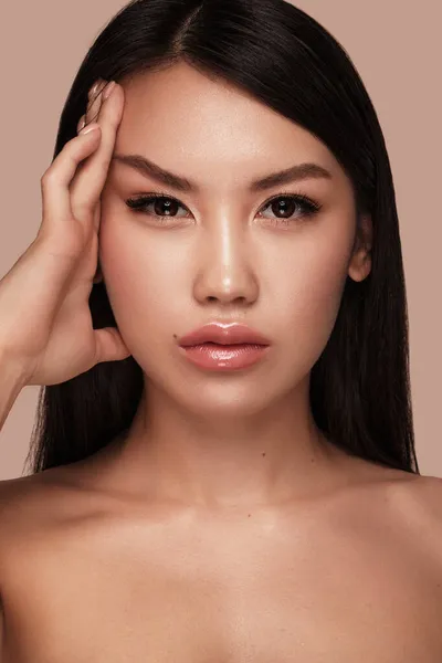 Vacker delikat kvinna av orientalisk typ med naken makeup och perfekt hud. Skönhetsansikte. Spa — Stockfoto