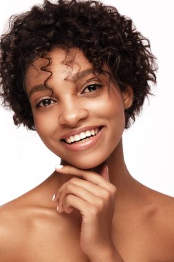 Mükemmel ciltli ve kıvırcık saçlı Afro-Amerikan mankenler. Güzellik kaplıcası tedavi konsepti.