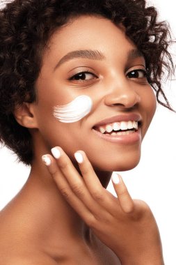 Mükemmel ciltli ve kıvırcık saçlı Afro-Amerikan mankenler. Güzellik kaplıcası tedavi konsepti.