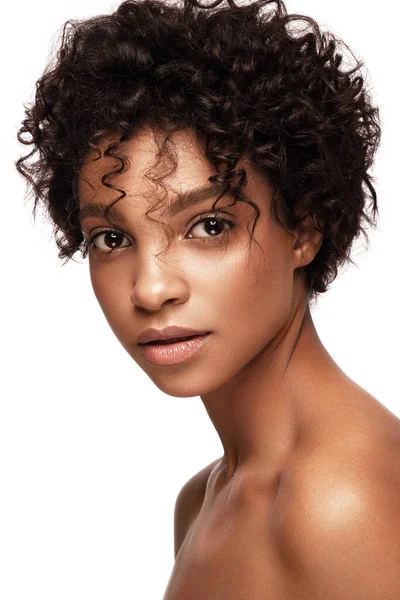 Αφροαμερικανικά μοντέλα περιποίησης με τέλειο δέρμα και σγουρά μαλλιά. Ομορφιά σπα θεραπεία έννοια. — Φωτογραφία Αρχείου