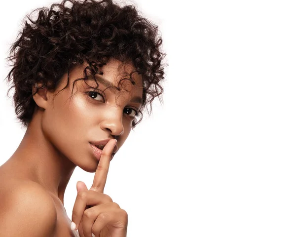 Modelli di cura della pelle afroamericana con pelle perfetta e capelli ricci. Beauty spa concetto di trattamento. — Foto Stock