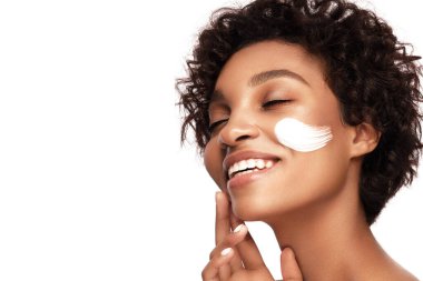 Mükemmel ciltli ve kıvırcık saçlı Afro-Amerikan mankenler. Güzellik kaplıcası tedavi konsepti.