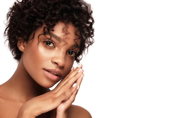 Afroamerykańskie modele pielęgnacji skóry z idealną skórą i kręconymi włosami. Koncepcja leczenia uzdrowiska. — Zdjęcie stockowe