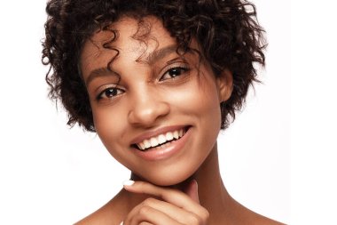Mükemmel ciltli ve kıvırcık saçlı Afro-Amerikan mankenler. Güzellik kaplıcası tedavi konsepti.