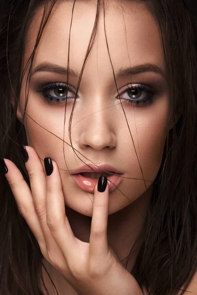 Mooi meisje met heldere modieuze make-up en lang dik haar. Schoonheidsgezicht. — Stockfoto