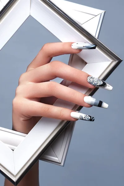 Creative gradient design of nails on female hands. Art manicure. — Fotografia de Stock