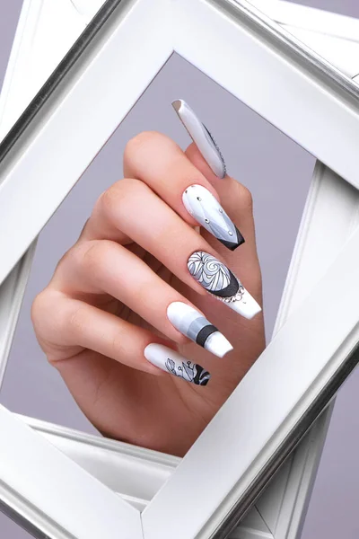 Creative gradient design of nails on female hands. Art manicure. — Foto de Stock