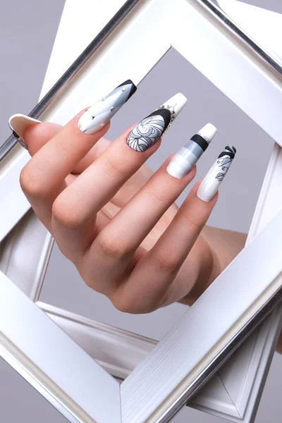 Creative gradient design of nails on female hands. Art manicure. — Foto de Stock