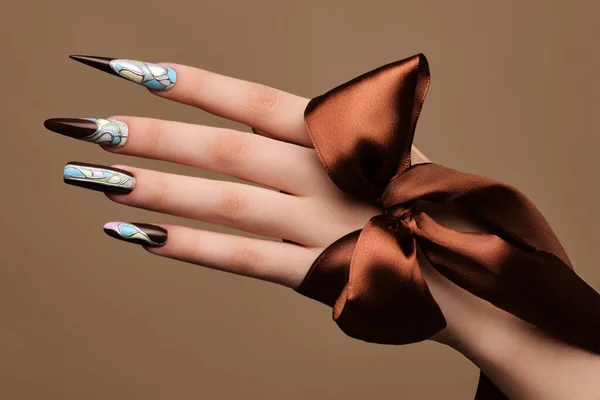 Diseño creativo de uñas en manos femeninas. Manicura de arte. —  Fotos de Stock