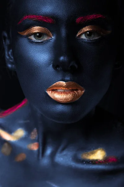 Retrato de moda de una chica de piel azul con maquillaje de color. Cara de belleza. — Foto de Stock