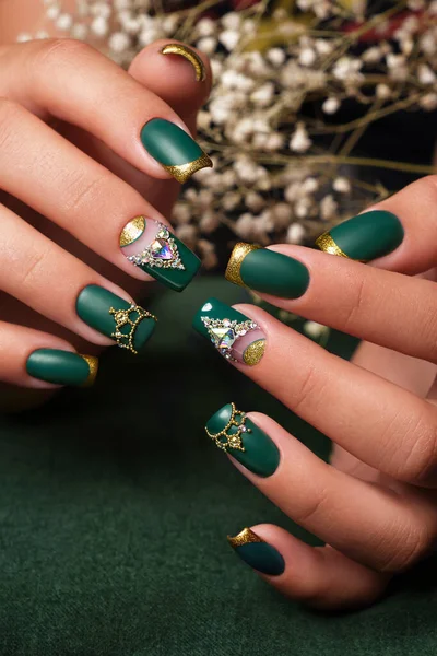 Diseño creativo verde de las uñas en las manos femeninas. Manicura de arte. —  Fotos de Stock