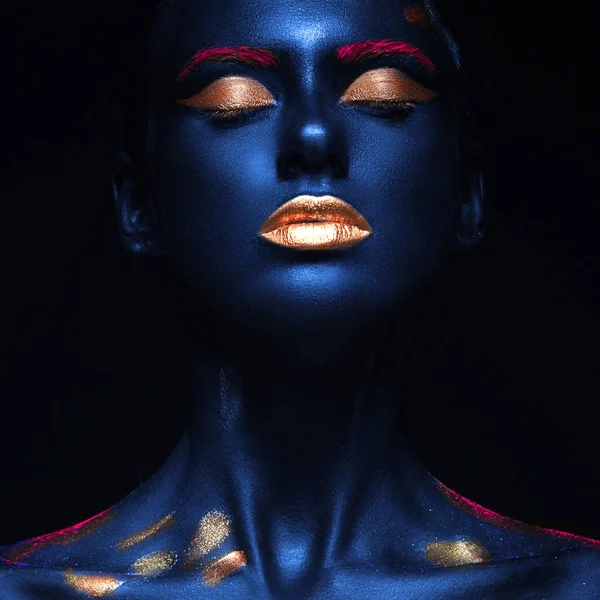 Retrato de moda de una chica de piel azul con maquillaje de color. Cara de belleza. — Foto de Stock