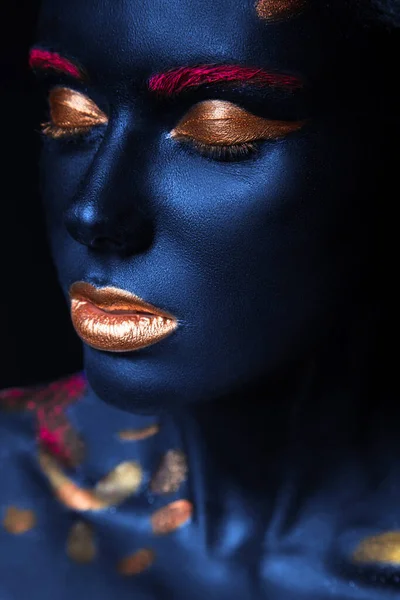 Fashion portrait of a blue-skinned girl with color make-up. Beauty face. — Stockfoto