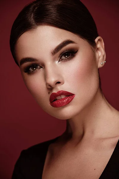 Vacker sexig tjej med ljusa make up, röda läppar, slät hår. Skönhetsansikte. — Stockfoto