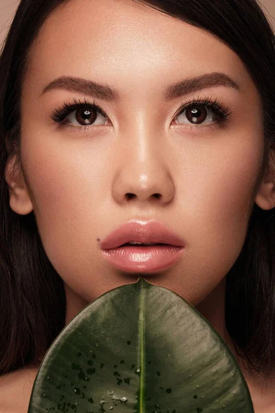 Hermosa mujer delicada con maquillaje desnudo y piel perfecta. Cara de belleza. Spa — Foto de Stock