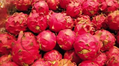 Yerel bir süpermarkette taze ejderha meyvesi yakın çekim