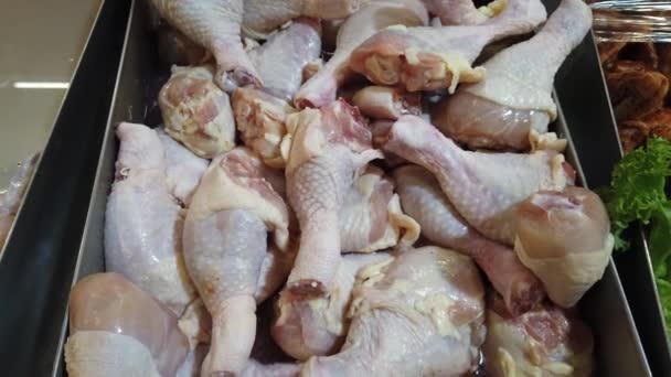 Yerel Bir Markette Kemikli Taze Tavuk Pirzolası — Stok video