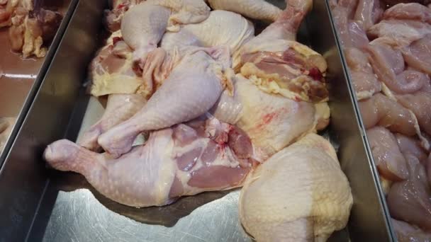 Verse Kippenkoteletten Met Beenderen Een Lokale Markt — Stockvideo
