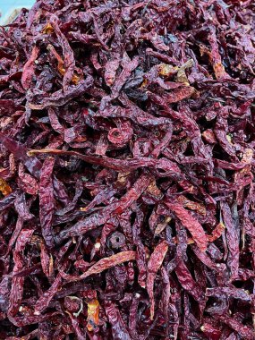 Bir yığın kuru kırmızı biber, seçici odaklanma.