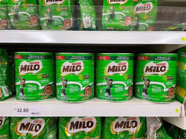 Kuala Lumpur, Malezya - Kasım 2021. Milo hemen bir süpermarket rafı içti.